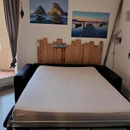 2 Personnes Proche Des Plages Et Commerces