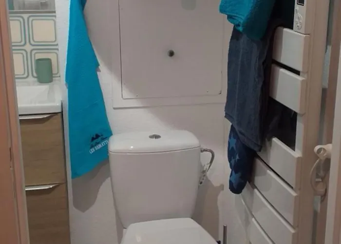 2 Personnes Proche Des Plages Et Commerces