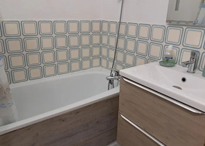 2 Personnes Proche Des Plages Et Commerces *